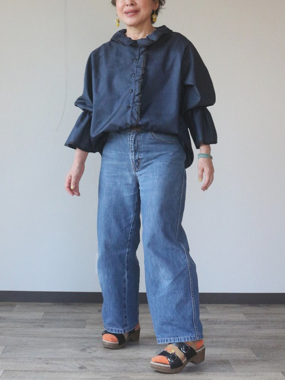 着物リメイク　亀甲大島紬ダブルフリルブラウス 2枚目の画像