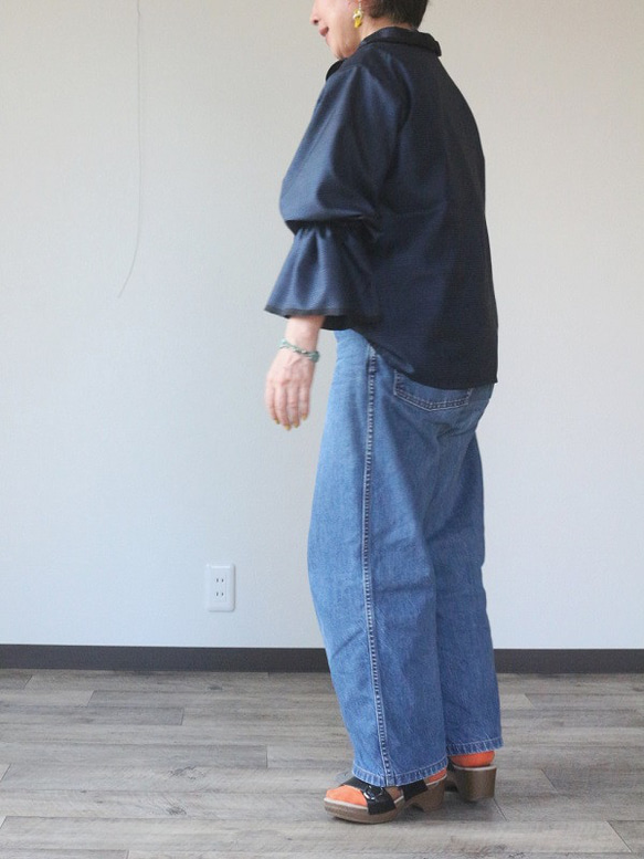 着物リメイク　亀甲大島紬ダブルフリルブラウス 3枚目の画像
