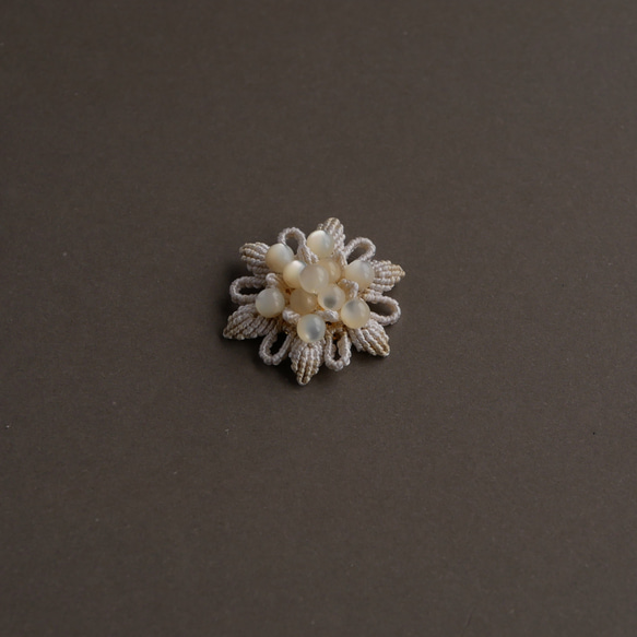 【在庫限り】八重の花＊白茶色(シルクマクラメのピアス) 11枚目の画像