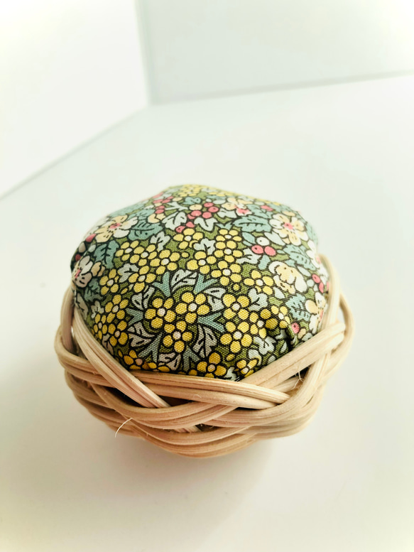訳ありSALE✳︎ラタンの小花柄ピンクッション その他インテリア雑貨 