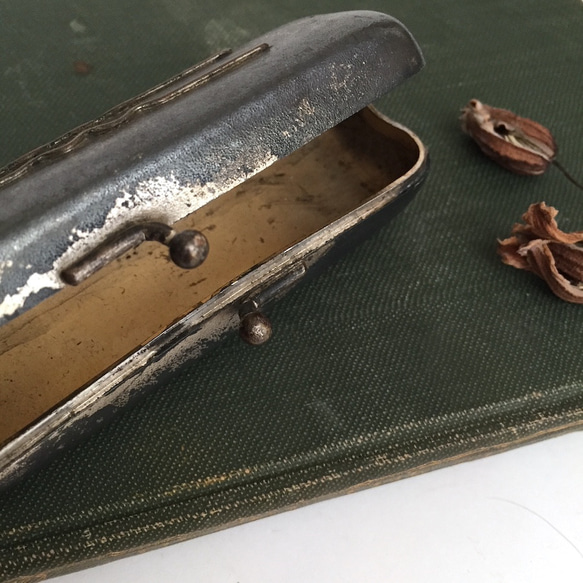 アンティークヘアピンケース　メタル　鉄もの　インダストリアル 古道具　ジュエリーケース　ギフトボックス 6枚目の画像