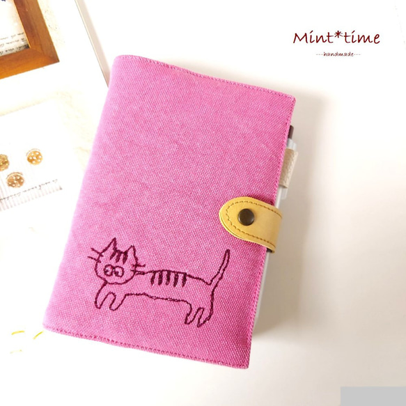 ねこ*ほぼ日手帳カバー(オリジナル用)留め具で開き防止 ペンホルダー 文庫本A6 布 ヴィンテージ帆布*ピンク 1枚目の画像