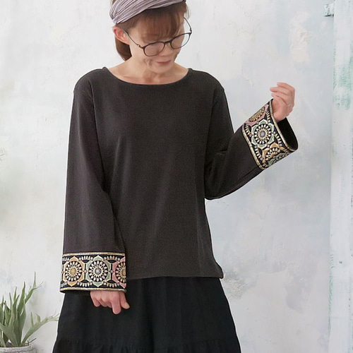 曼荼羅(マンダラ)柄のインド刺繍が目を引く*フレアスリーブ 曼荼羅(マンダラ)柄のインド刺繍が目を引く*フレアスリーブ