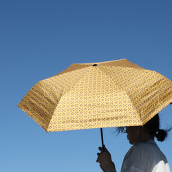 UVカット折りたたみ傘 レトロフラワー イエロー 紫外線99.9%カット 163432 晴雨兼用 竹ハンドル 日傘 雨傘 1枚目の画像