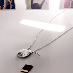 【 NEW 】 1GB 大切な思い出だけ守る小さなアクセサリーメダル + MicroSD｜Chlome Silver 1枚目の画像