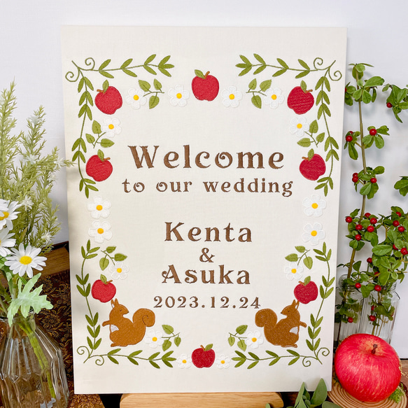 【送料無料】リスとリンゴ刺繍の秋色ウェルカムボード　結婚式　ウェディング　33.5×44.5cm 2枚目の画像