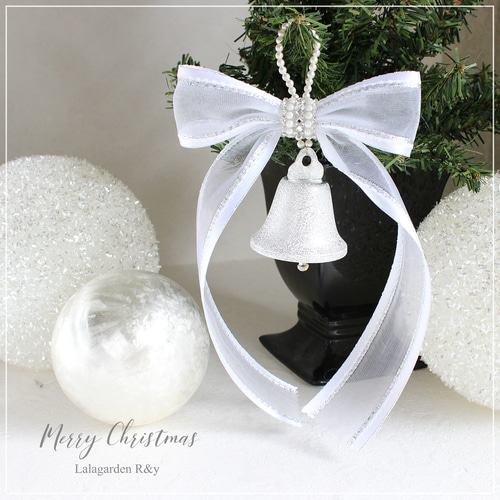 大きなクリスマスツリー 白いリボン付き 大きなクリスマスツリー 白いリボン付き