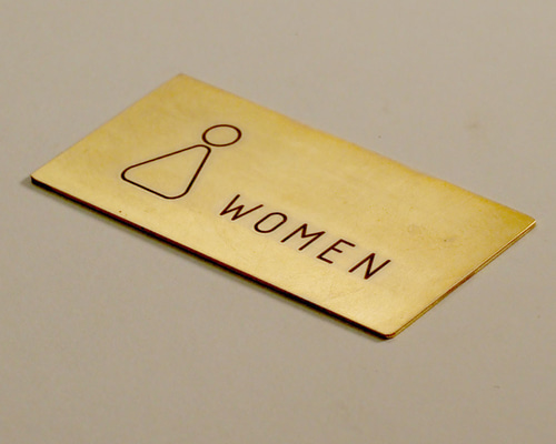 空間に品を添える 真鍮無垢のトイレサイン（女性）｜扉のアクセントに