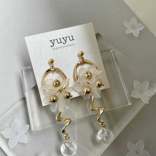 即納】[4Color] 鈴の花ピアス 両耳用 フラワーピアス 韓国