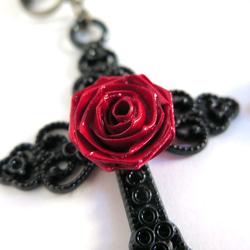 薔薇と十字架のゴシック調ピアス・イヤリング(赤) 3枚目の画像