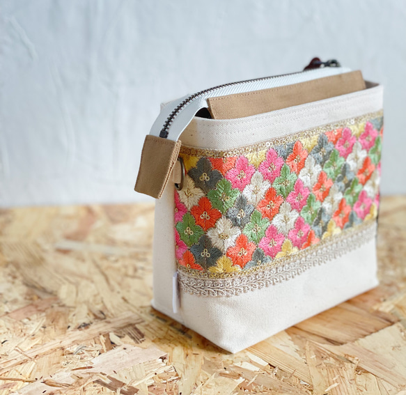 インド刺繡リボンと帆布の小さい鞄　《pochette》 4枚目の画像