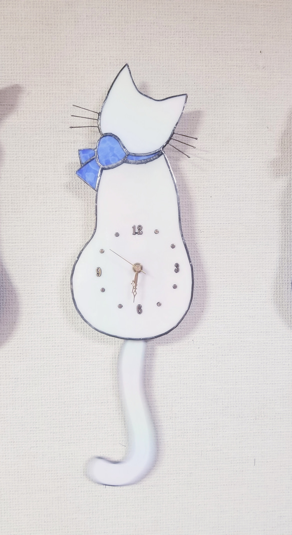 商売繁盛モチーフ　ステンドグラス　白猫のしっぽ振り時計 4枚目の画像