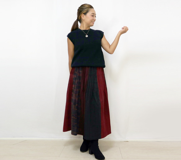 再販☆手織り綿絣ピンタックロングスカート、ブラック＆レッド、オールシーズン 3枚目の画像