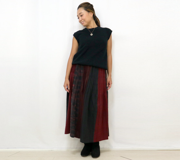 再販☆手織り綿絣ピンタックロングスカート、ブラック＆レッド、オールシーズン 5枚目の画像