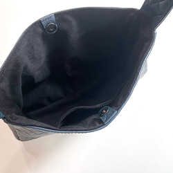 キルトレザー　本牛革 フォーマルも普段使いもできる//フラットワンハンドバッグ　洗練・濃紺(BH230915) 8枚目の画像