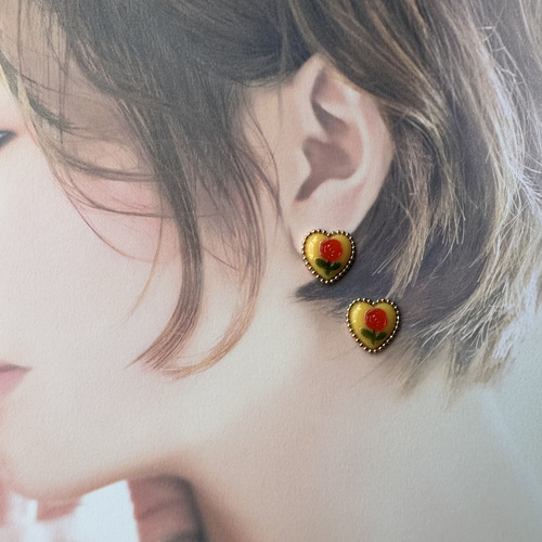 レトロなピアス✴︎赤いバラ×イエローのカメオ風ピアスイヤリング 美女  