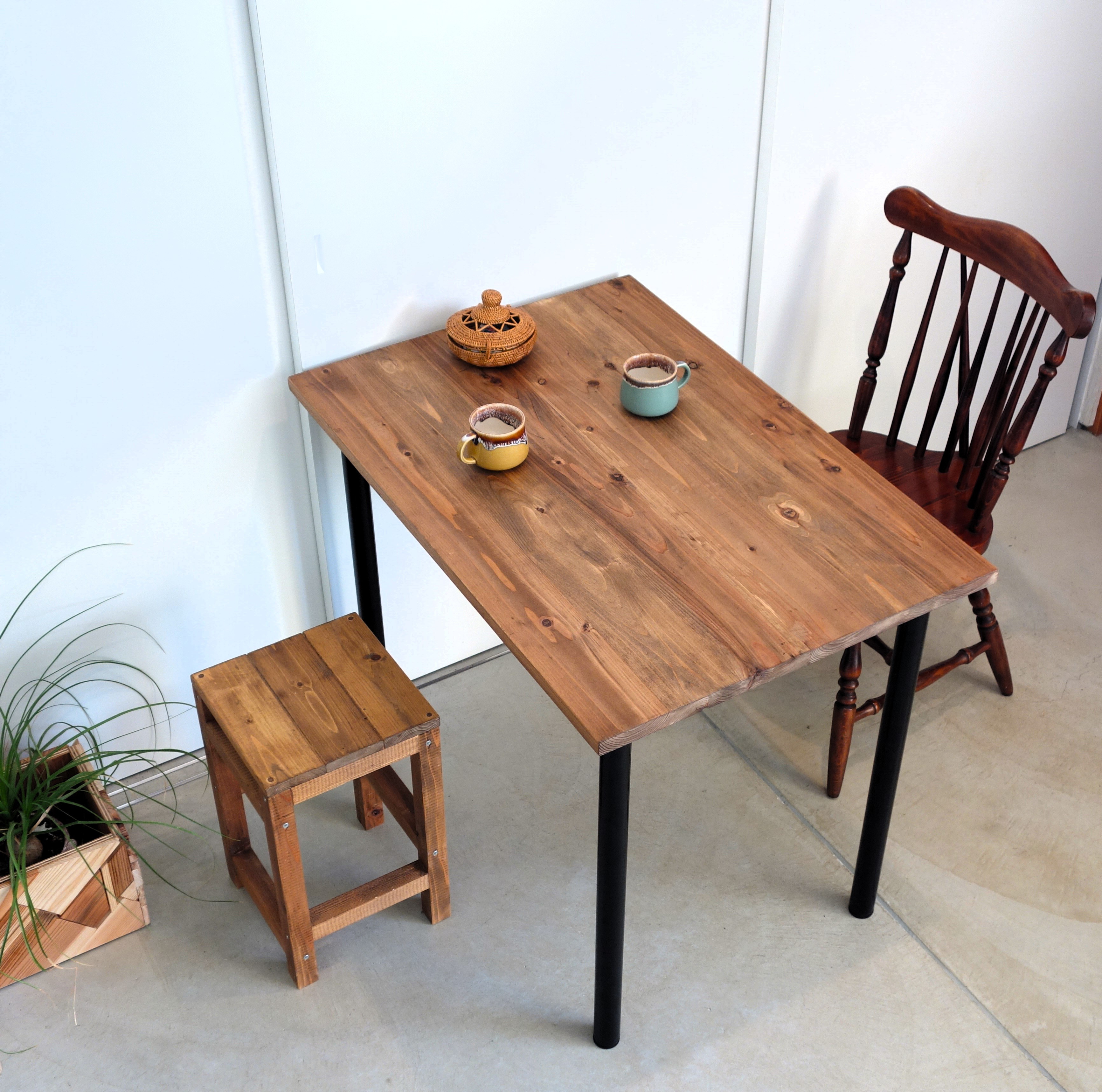 国産杉のカフェ風ダイニングテーブル