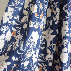 コットンサテンのボタニカル柄ロングスカート ネイビー 6枚目の画像