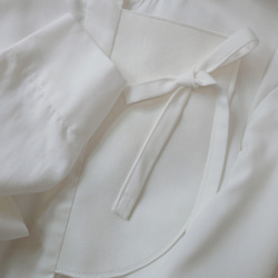 白色天絲拼接仿麂皮飾領上衣 第8張的照片