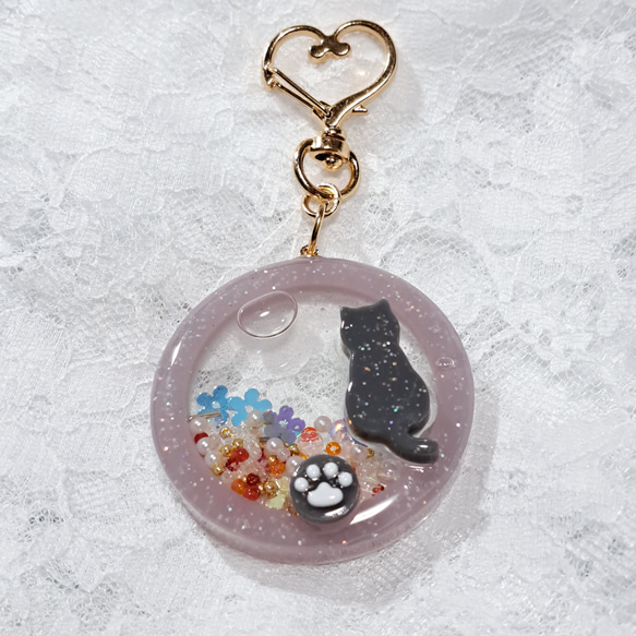 猫　レジンキーホルダー　球体　お花　黒猫 54】猫 肉球付きレジンシェイカーキーホルダー 猫モチーフ 丸型
