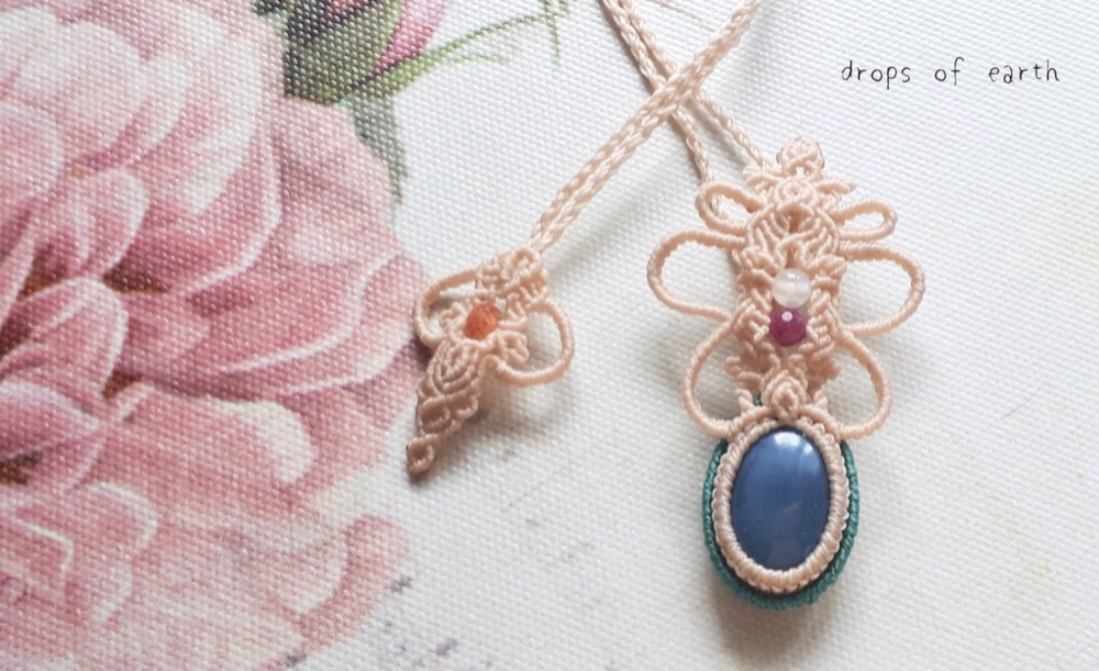 幸運を呼び込む、ブルーオパールのマクラメペンダント ネックレス