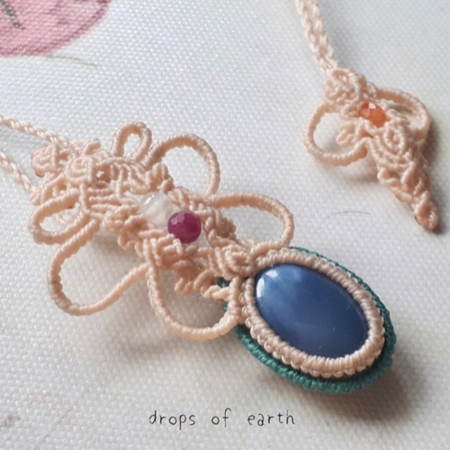 幸運を呼び込む、ブルーオパールのマクラメペンダント ネックレス