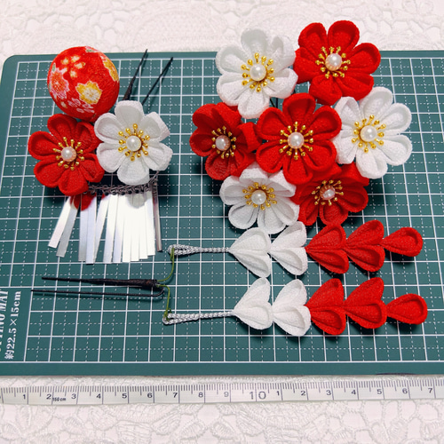 つまみ細工 伝統的銀ビラ付き髪飾り 十三詣り 成人式 卒業式 つまみ細工 伝統的銀ビラ付き髪飾り 十三詣り 成人式 卒業式の通販 by