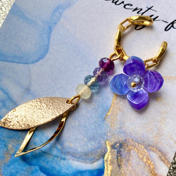 紫陽花色のお花　天然石フローライトと黄金のリーフを添えて　片耳用　イヤーカフ 1枚目の画像