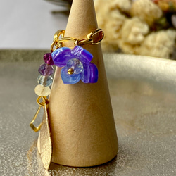 紫陽花色のお花　天然石フローライトと黄金のリーフを添えて　片耳用　イヤーカフ 3枚目の画像