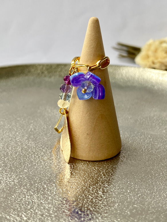 紫陽花色のお花　天然石フローライトと黄金のリーフを添えて　片耳用　イヤーカフ 2枚目の画像