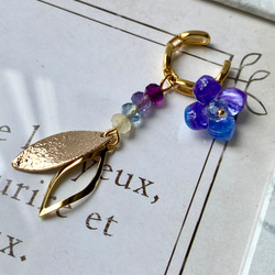 紫陽花色のお花　天然石フローライトと黄金のリーフを添えて　片耳用　イヤーカフ 5枚目の画像