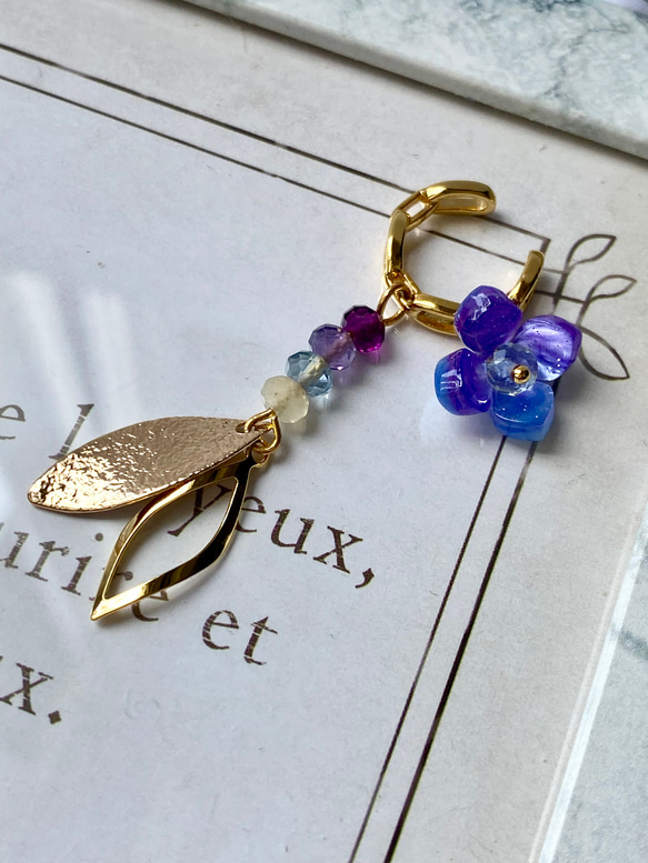 紫陽花色のお花　天然石フローライトと黄金のリーフを添えて　片耳用　イヤーカフ 5枚目の画像