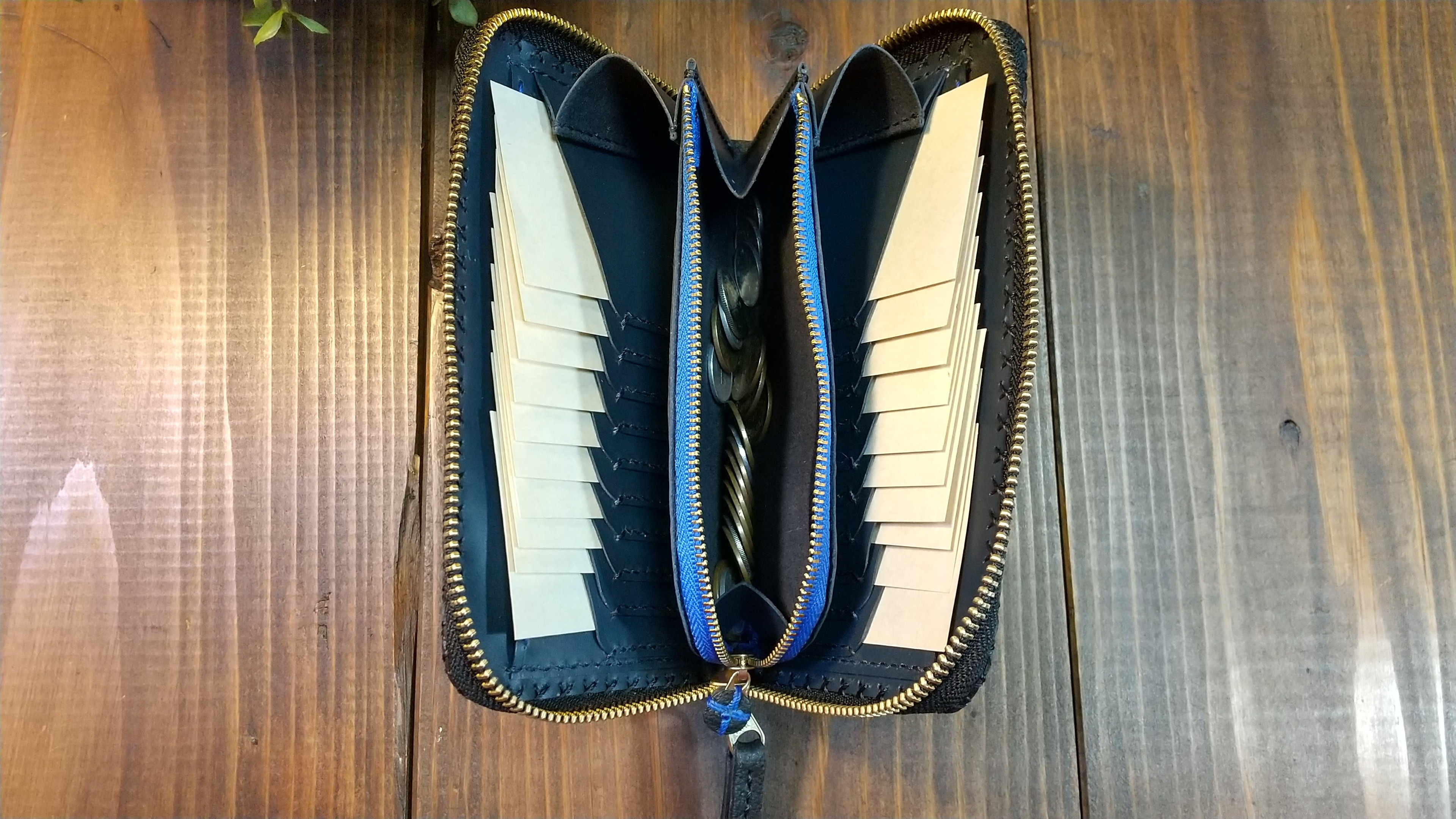 小さな長財布にカードいっぱい（てんてんてんミッドナイトブルー）