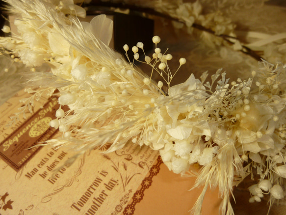 ２種のカスミ草とパンパスの白い花冠（受注製作） 1枚目の画像