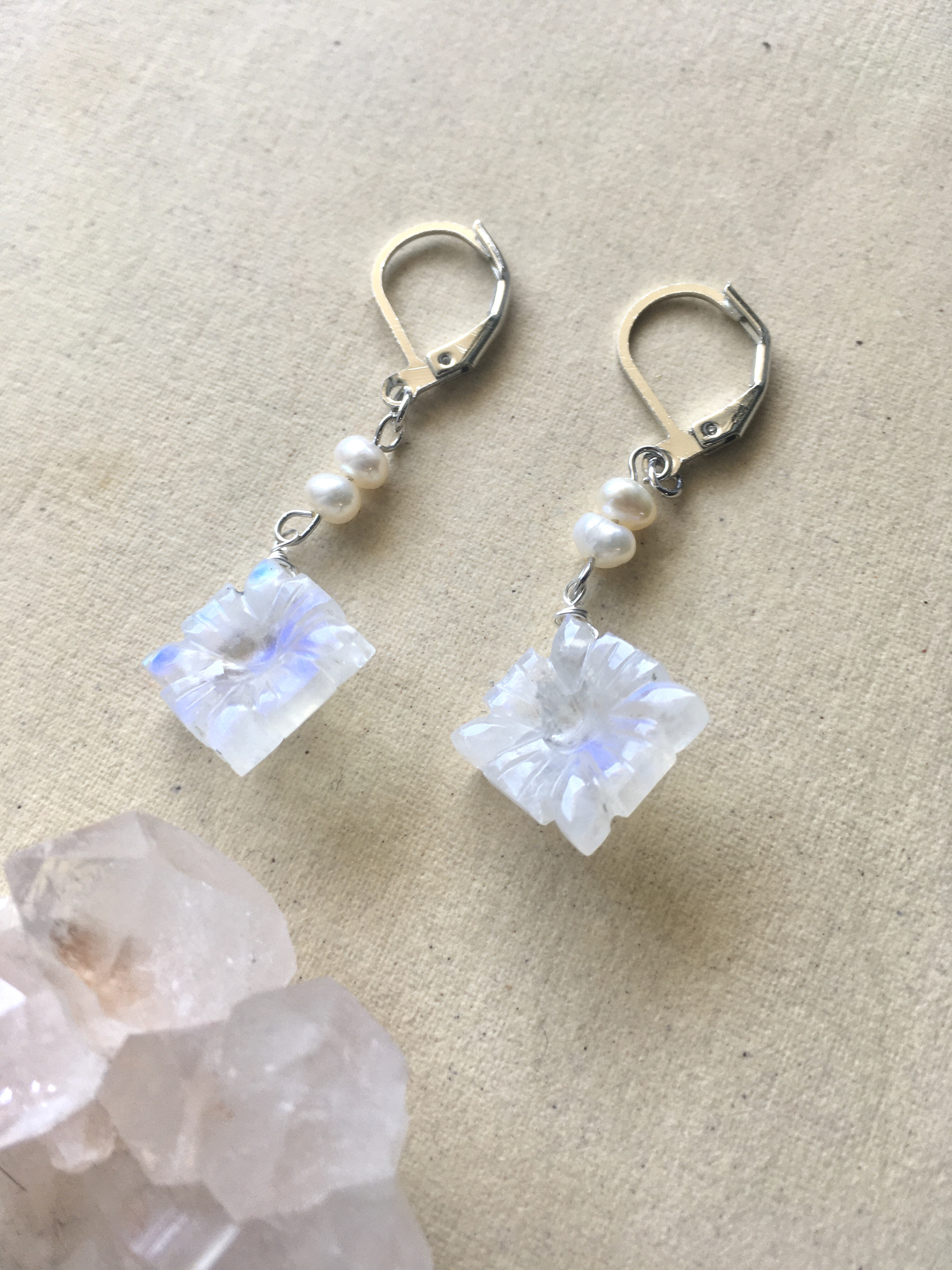 ホワイトラブラドライト と 淡水パール のピアス★イヤリング