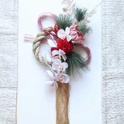 お正月飾り『百祥』 淡いピンクの胡蝶蘭と赤唐辛子のしめ飾り 1枚目の画像