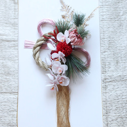 お正月飾り『百祥』 淡いピンクの胡蝶蘭と赤唐辛子のしめ飾り 2枚目の画像