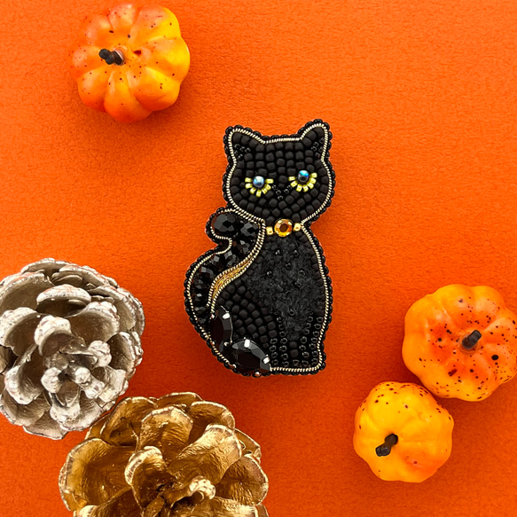 ビーズ刺繍_【ハロウィン】黒猫のブローチ 1枚目の画像