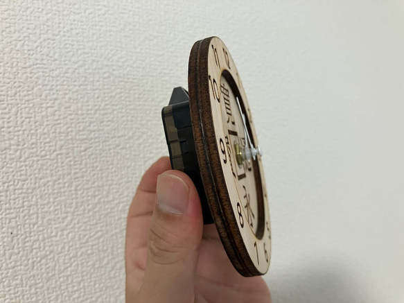寛永通宝 木製古銭小型掛け時計（白針） 2枚目の画像