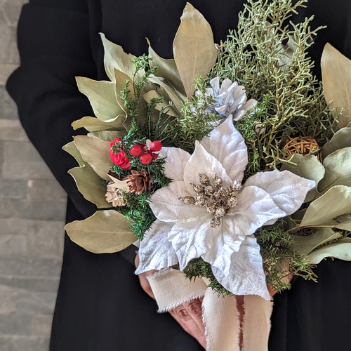 新作です♪ホワイトポインセチアとグリーンのクリスマスドライフラワー