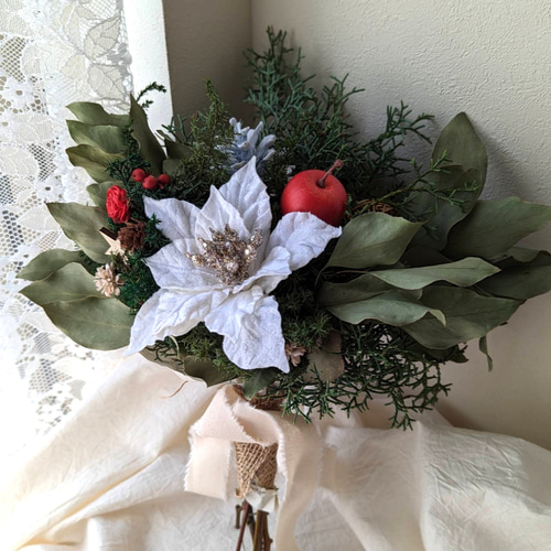 新作です♪ホワイトポインセチアとグリーンのクリスマスドライフラワー