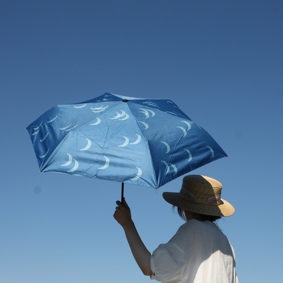 UV cut 折疊傘 月亮海軍藍 99.9% UV cut 163464 防曬防雨竹柄遮陽傘雨傘 第1張的照片