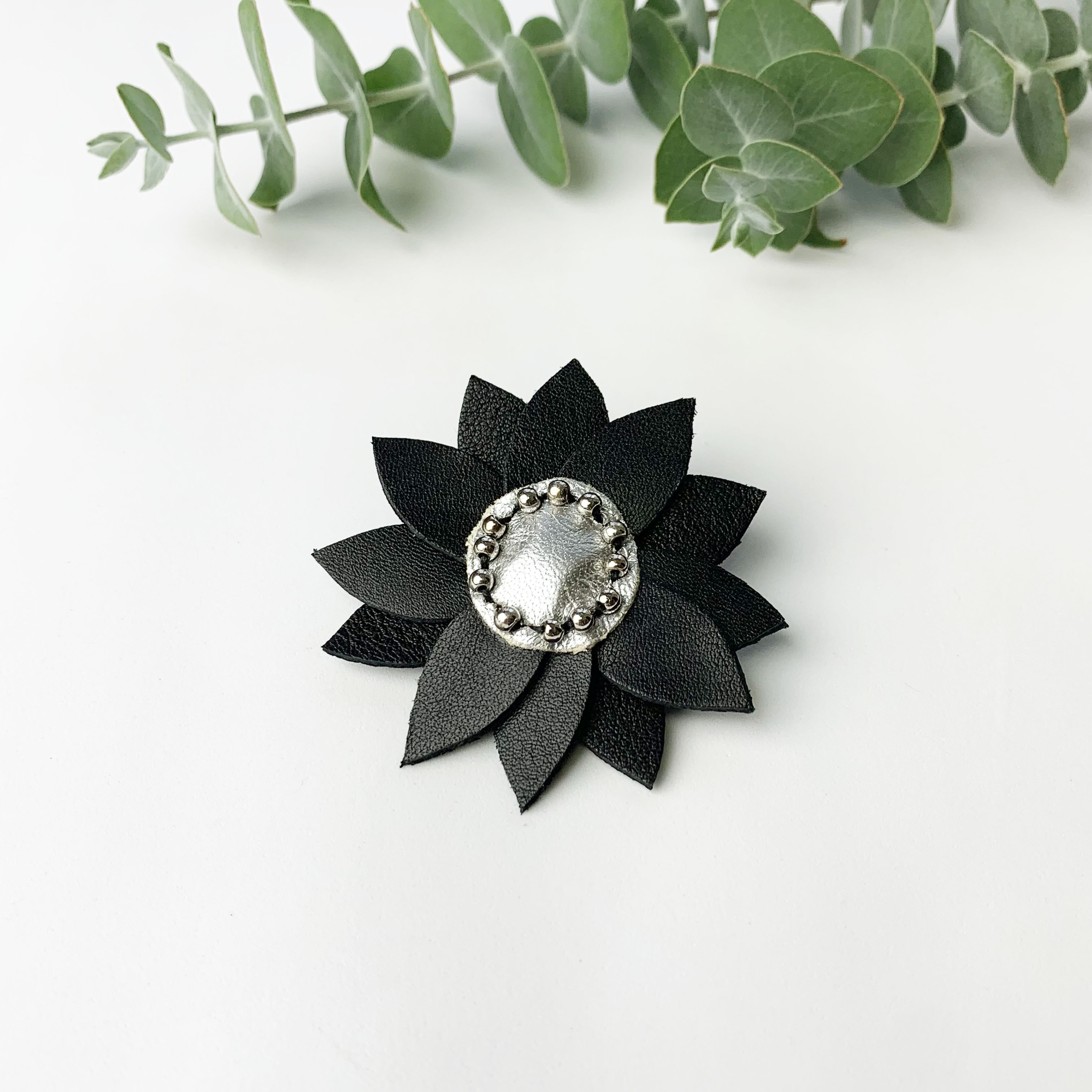 ブラック&ゴールド レザー ブローチ flower 本革ブローチ black ブローチ Z-chan(じいちゃん) 通販
