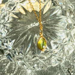 イエローグリーンに虹色ファイヤ が美しいスフェーン　ワイヤーラッピング　ペンダントトップ 5枚目の画像