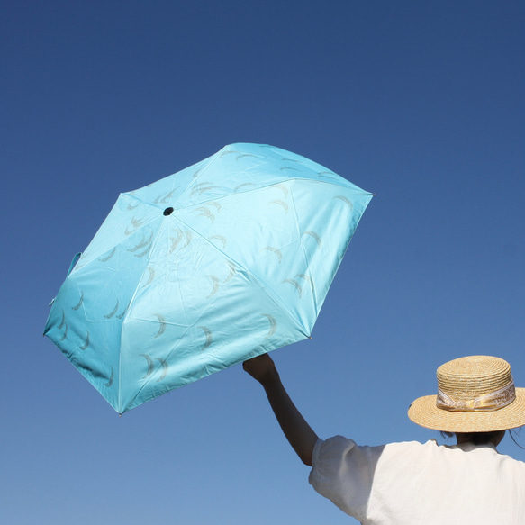 防紫外線折疊傘 月空 淺藍色 99.9% 防紫外線 163466 防曬防雨 竹柄遮陽傘 雨傘 第1張的照片
