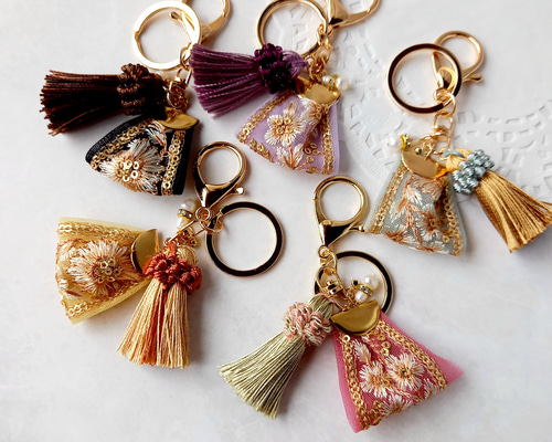 刺繍リボンとクリスタルストーンチャームと淡水パールのキーホルダー