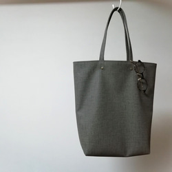 織り生地風レザーのA4対応シンプルトートバッグ「Creema限定」（濃い目グレー色） 1枚目の画像
