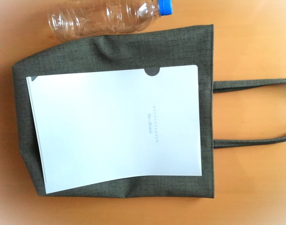 織り生地風レザーのA4対応シンプルトートバッグ「Creema限定」（明るいグレー色） 6枚目の画像