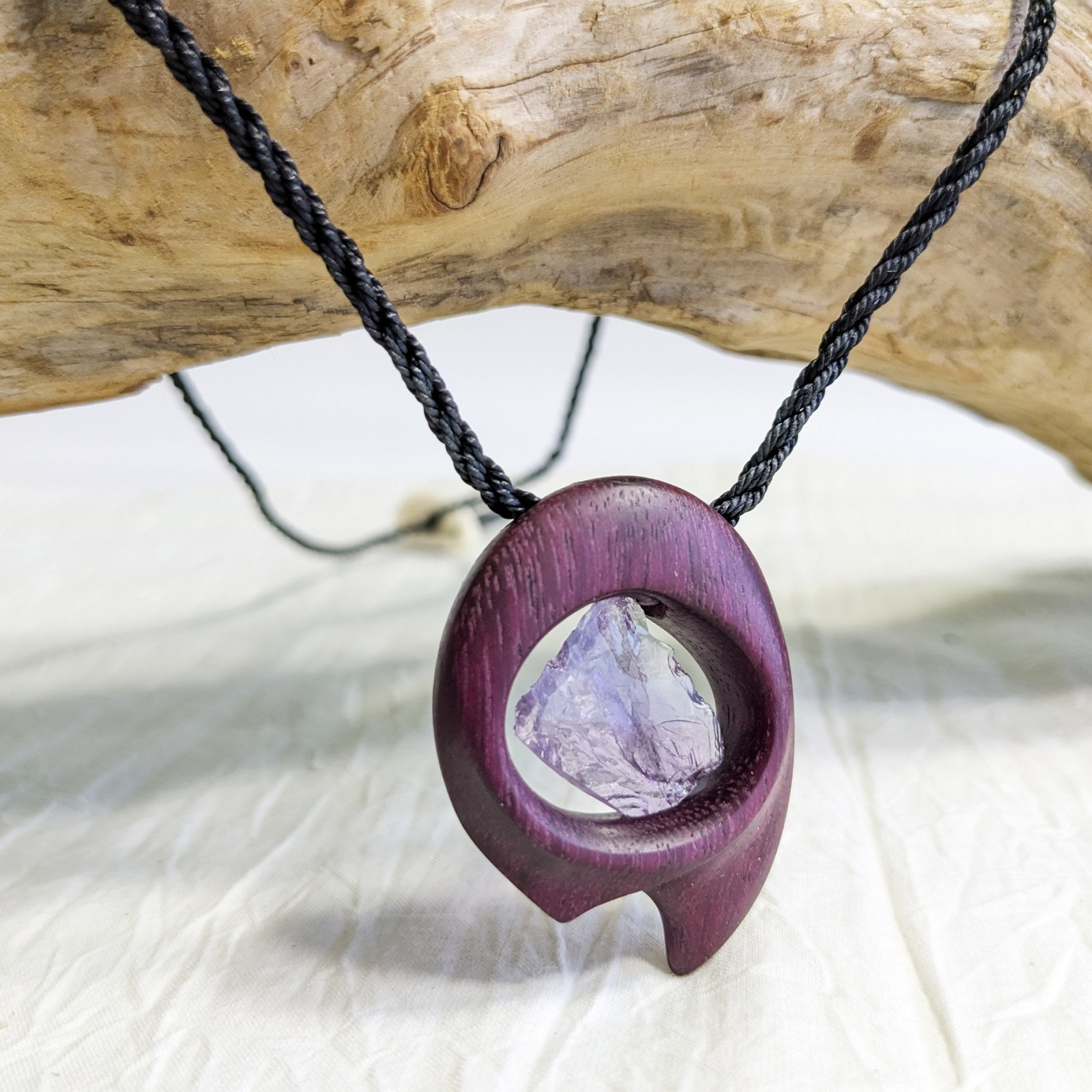 《身につける森林浴》ラフストーンと木の融合　アメジストとパープルハートのペンダント