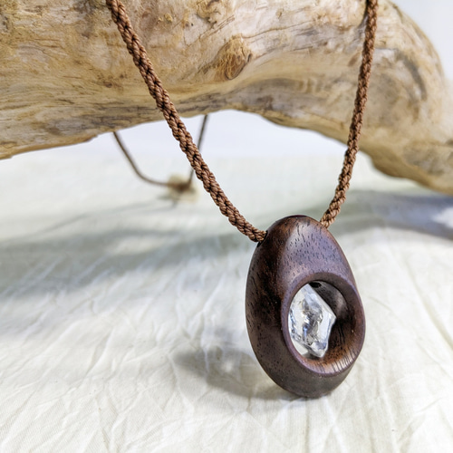 身につける森林浴》ラフストーンと木の融合 乙女鉱山水晶とブラック